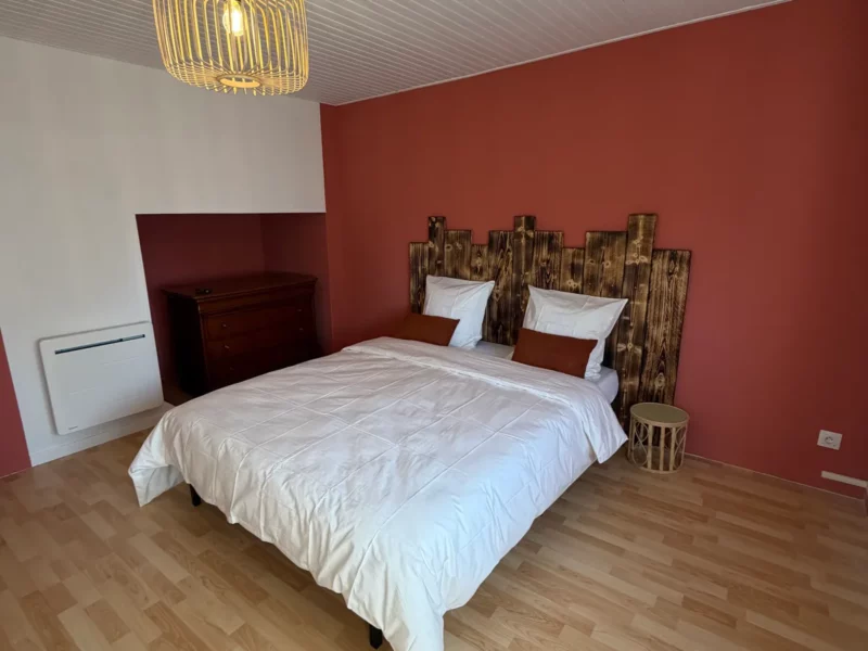 Chambre du Training Lodge, ambiance terracotta et bois